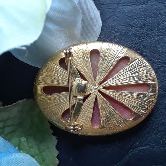 Vtg. Cameo Brooch in Goldtone - Picture 2 of 3